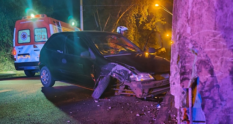 Motorista bêbabo bate carro em poste e deixa passageira ferida em Rio Preto