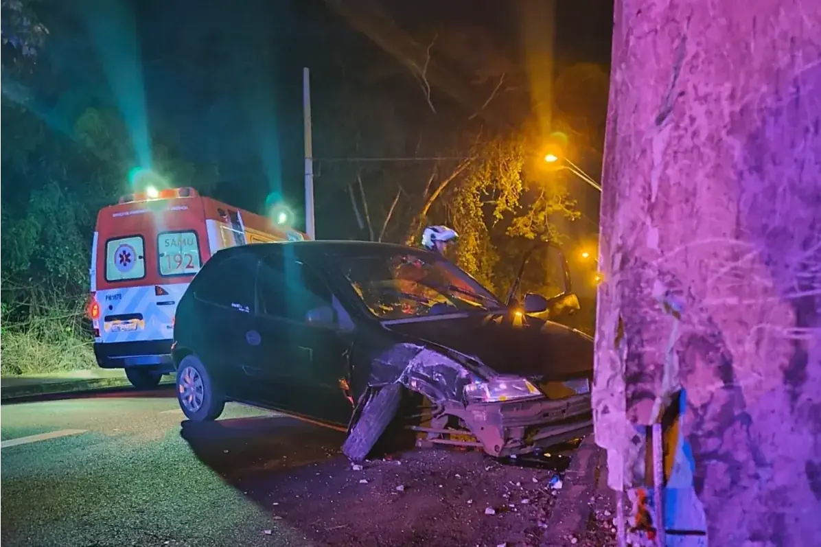 Motorista embriagado bate em poste e deixa passageira ferida em Rio Preto