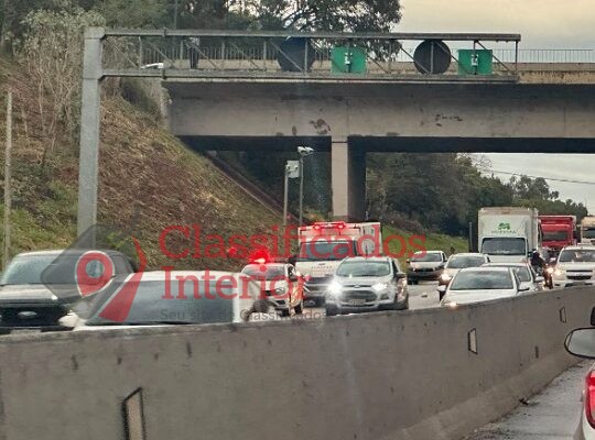 Motociclistas ficam feridos após carreta invadir acostamento na BR