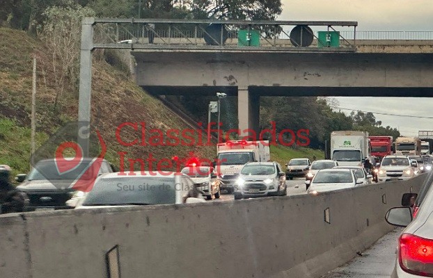 Motociclistas ficam feridos após carreta invadir acostamento na BR