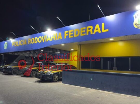 Passageiro morre após acidente com caminhão carregado de madeira na BR