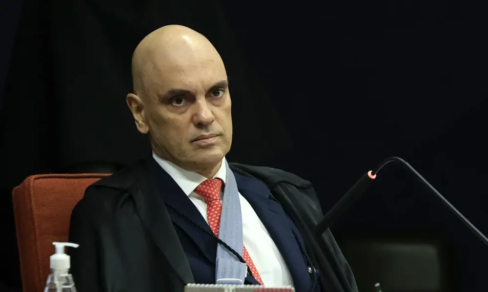 Por ordem de Moraes, PF faz busca por armas na casa de Bolsonaro