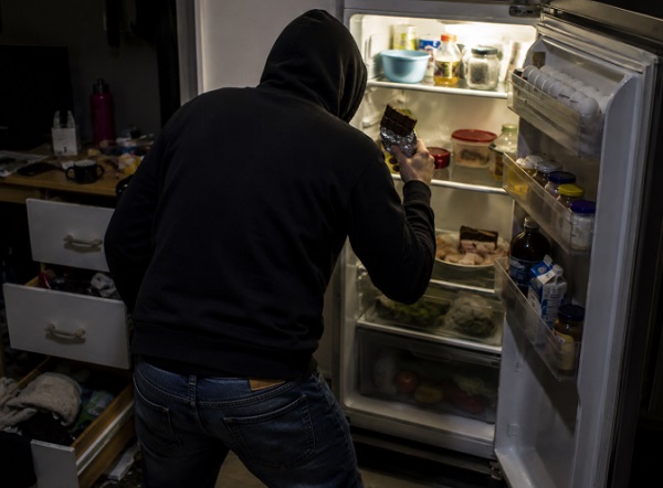 Homem invade casa, furta, come chocolates e acaba preso em Rio Preto