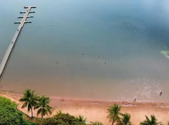 Família é resgatada após barco naufragar no Rio Paraná, em Rubinéia