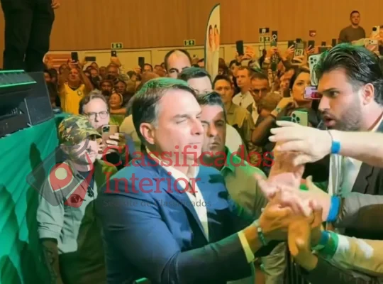 PL lança Flávio ao Planalto com IA de Bolsonaro e discurso de Milei