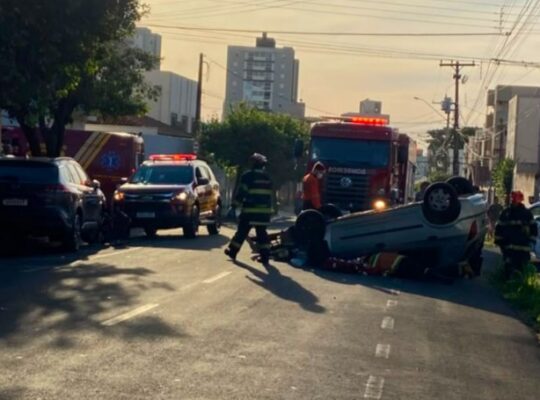 Motorista sofre mal súbito, provoca colisão e capota carro em Rio Preto