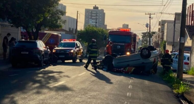 Motorista sofre mal súbito, provoca colisão e capota carro em Rio Preto