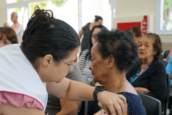 Vacina contra VSR em idosos reduz internações em 75%