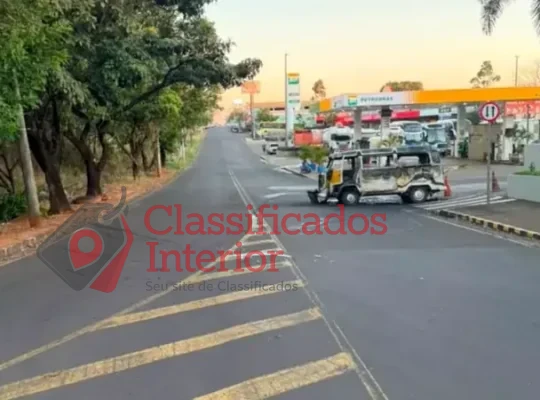 Perua escolar da Prefeitura pega fogo em Rio Preto