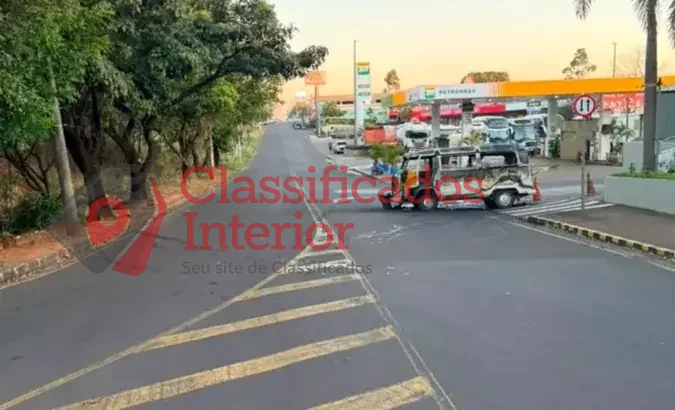 Perua escolar da Prefeitura pega fogo em Rio Preto