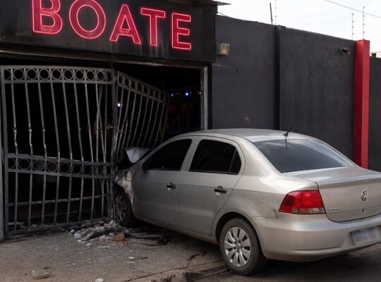 Motorista é agredido e roubado após bater em portão de boate em Rio Preto