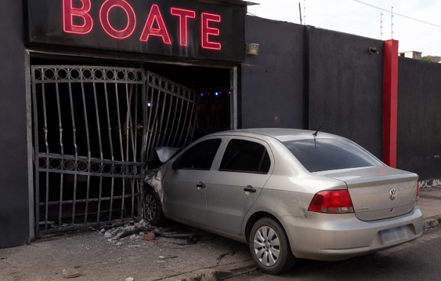 Motorista é agredido e roubado após bater em portão de boate em Rio Preto