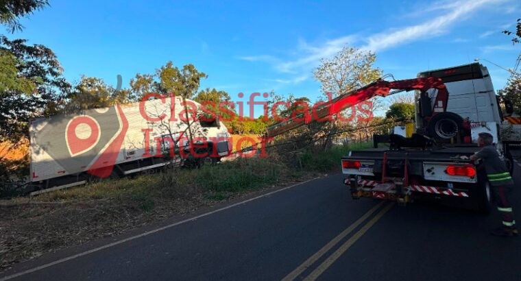 Caminhão fica preso em barranco e mobiliza operação conjunta na BR